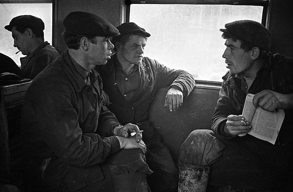 10. Рабочие в электричке.