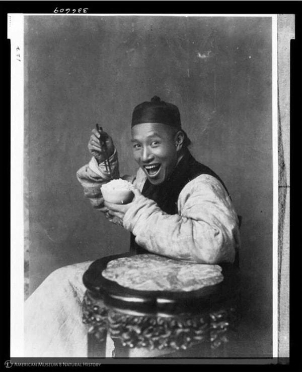 7. 1900'lerden Çinli bir çiftçinin tebessüm ettiren fotoğrafı! Bunu özel yapansa o dönem fotoğraflarda gülümsemenin hoş karşılanmaması...