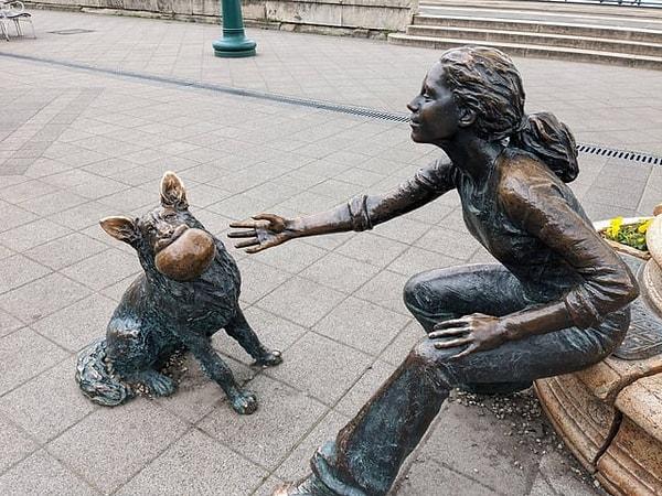 12. Budapeşte'de karşılaşabileceğiniz oyun oynayan köpek heykeline bir bakın!