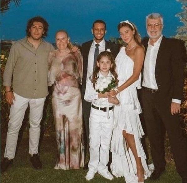 Aile fotoğrafı sosyal medyaya düştükten sonra Melisa Ilıcalı'nın beyaz pantolon ve gömlek kombini ile son derece gündelik katılımı dikkatlerden kaçmadı.