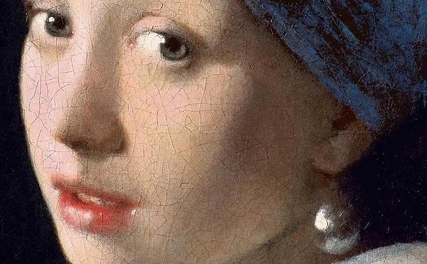 Her ne kadar resme bakan kişi büyük olasılıkla poz vermiş olsa da, pek çok yazar Vermeer'in modelini belirli bir tipe uyacak şekilde idealize ettiğine, ona pürüzsüz, porselen bir cilt; kırmızı, nemli dudaklar ve samimiyetle bize bakan iri, parlak gözler verdiğine inanmakta.