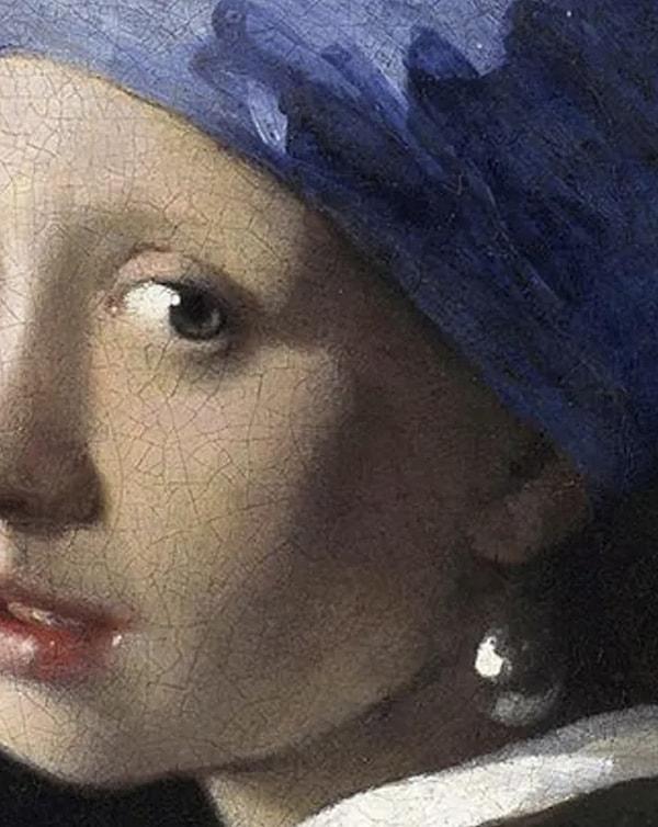 Vermeer, genç kadının gözlerindeki, dudaklarındaki ve kulağından düşen asılı incideki ışığa özellikle dikkat eder.