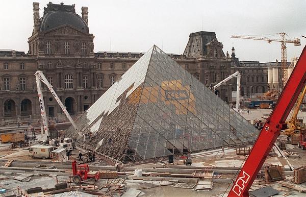 6. Paris'teki Louvre Müzesi'nin meşhur piramidi henüz inşaat halindeyken... (1988)