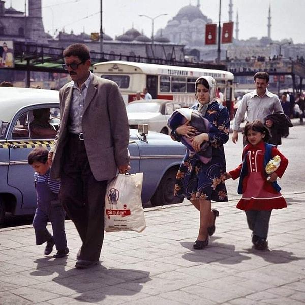 11. İstanbul, Eminönü Meydanında bir aile. (1970'ler)