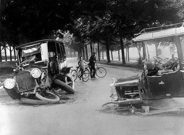 8. Yıllar yıllar önce trafik kazalarının nasıl olduğunu merak etmiş miydiniz? (1914)