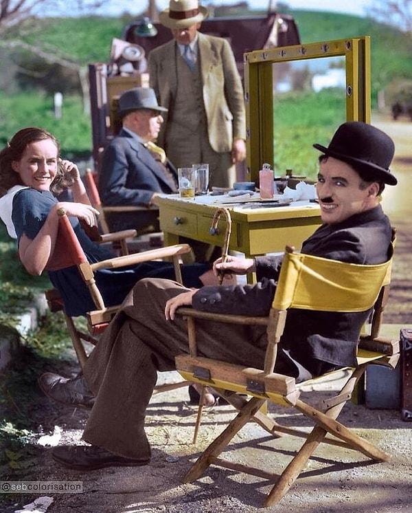 4. Ünlü karakterinin kılığına giren Charlie Chaplin ve Paulette Godard, sessiz film Modern Times'ın setinde dinlenirken. (1936)