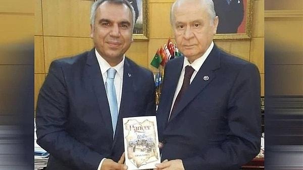 MHP milletvekili adayı İsmail Gümüş’ün, 2015’te yaşamını yitiren Yazar İsmail Gümüş’e ait kitabı, kendi kitabı gibi yeniden bastırdığı ortaya çıktı. Gümüş, Bahçeli'ye de hediye ettiği kendisine ait olmayan kitapla imza günleri de düzenledi.