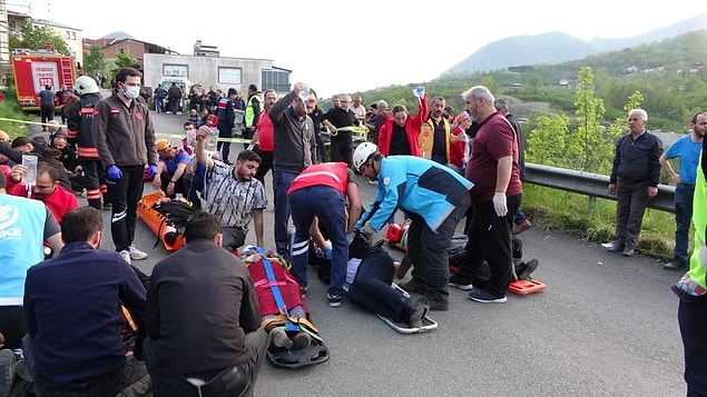 Alınan bilgiye göre, ilçenin Dörtyol mahallesi mevkiinde Trabzon Büyükşehir Belediyesi’ne ait 61 K 737 plakalı yolcu otobüsü bilinmeyen bir nedenle kontrolden çıkarak şarampole devrildi.