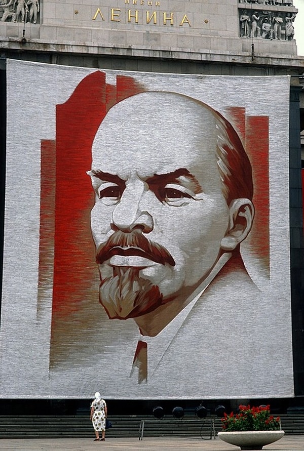 6. Огромное изображение Ленина (1989 год).