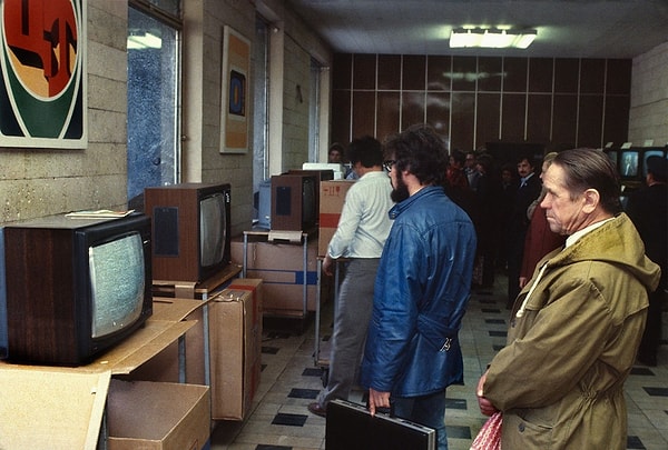 10. Покупатели изучают телевизоры в одном из магазинов Москвы (1984 год).