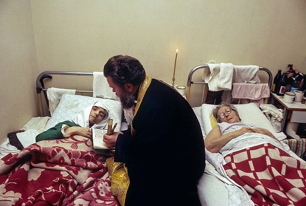 12. Священник в одной из московских больниц (1989 год).