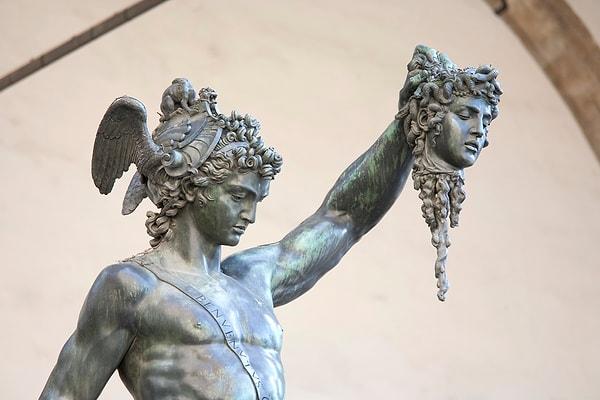Kralın Danae ile evlenmesinin önündeki bir başka engel ise elbette Perseus'du.