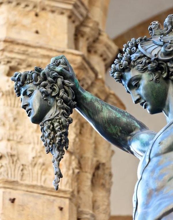Perseus, Medusa'yı buldu ve ona görünmez bir şekilde yaklaştı.