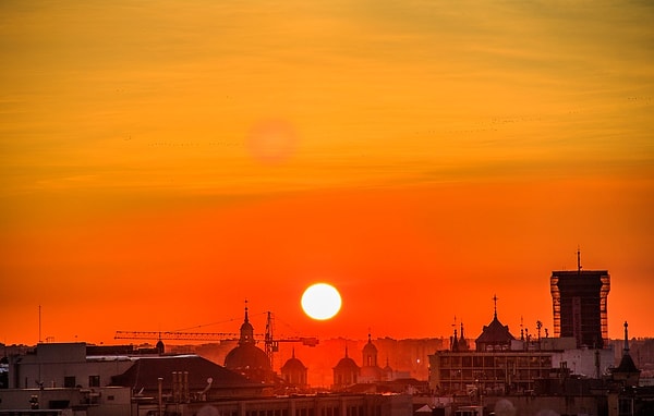 2. Какой город считают самым солнечным в Европе?