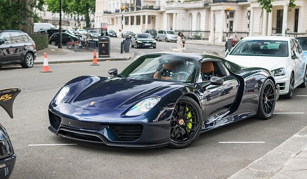 1. В дневное время суток въезд в центр этого города на автомобиле платный: