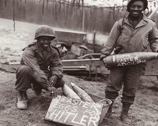18. II. Dünya Savaşı sırasında Paskalyayı kutlayan askerler👇