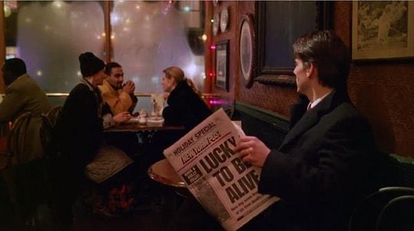 5. Eyes Wide Shut (1999) filminde Dr. Bill'in eline aldığı gazetede "yaşadığım için şanslıyım" yazıyor.
