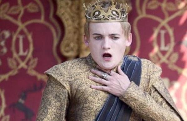 13. Game of Thrones dizisinde Petyr Baelish, bir sahnede "Bazı insanlar yemek masasında, bazıları yataklarında bazıları da tuvaletteyken ölürler." diyor. Bu da sırasıyla Joffrey Baratheon, Shae ve Tywin'in ölümleri!