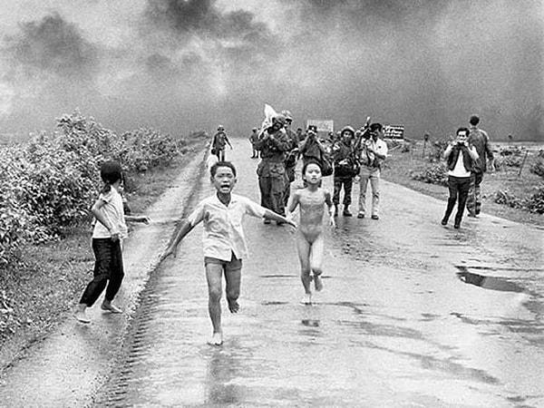 4. 1972'de Vietnam Şavaşı'nda bombaların etkisiyle şoka giren kız çocuğunun fotoğrafı savaşın simgesi haline geldi.