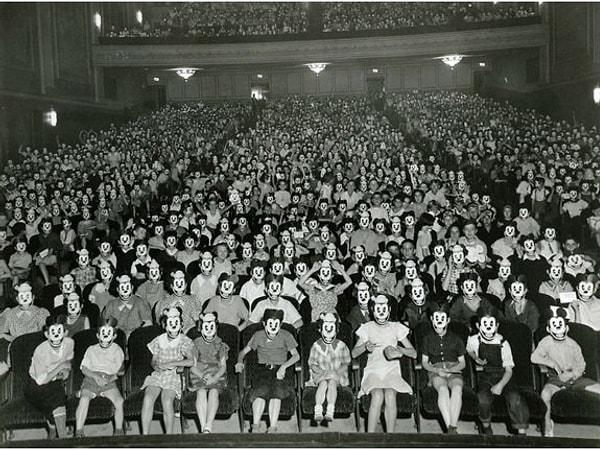 6. 1930'larda Mickey Mouse Club'un gösteriminden bir kare.