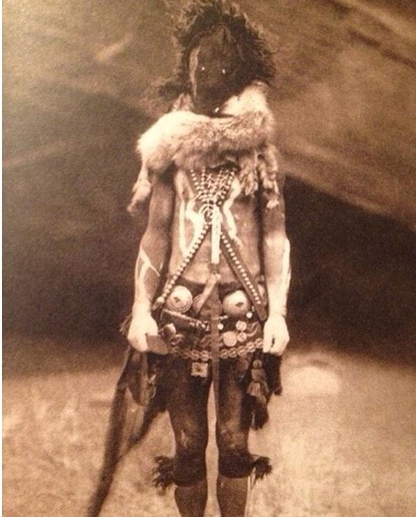 9. ABD'nin Arizona bölgesinde yaşayan Navaholar'ın koruyucusu gibi giyinmiş bir yerli.