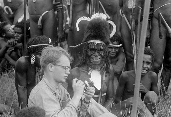 11. 1960'lı yıllarda yamyam kabilesini ziyaret ettikten sonra gizemli bir şekilde ortadan kaybolan Micheal Rockefeller'ın kabiledeki fotoğrafı.