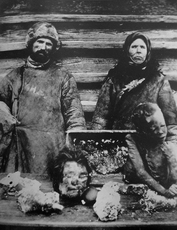 14. 1920'lerin başında Rusya'daki kıtlık deneniyle 5 milyon kişi hayatını kaybetti. Fotoğraftaki çift, pazarda insan parçaları satıyor.