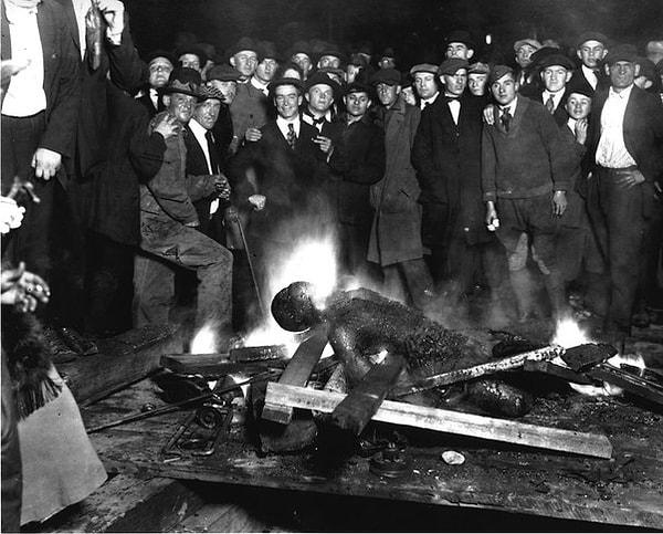 15. 1919 yılında ABD'nin Nebraska Eyaleti'nde yaşanan olaylarda, siyahi bir sivil olan Will Brown, acımasızca linç edildi.