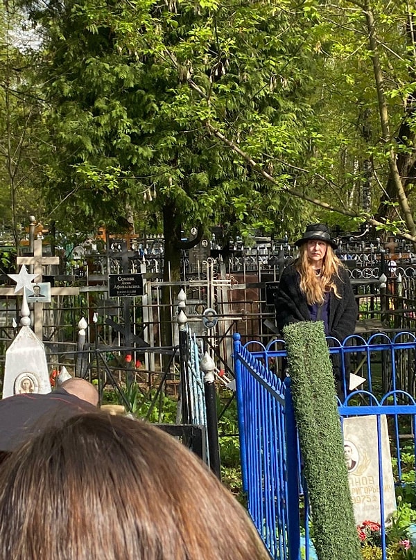 На этом неожиданности не закончились. В далеке от всех стояла еще одна женщина, смутно напоминающая Аллу Борисовну