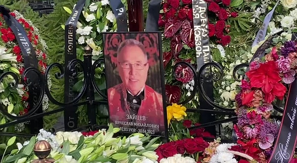 Сейчас могила модельера усеяна цветами и венками, но находится она прямо рядом с тротуаром. Поклонники надеются, что сын кутюрье Егор не станет слишком тянуть с оградкой и памятником