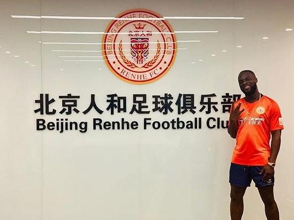 Elvis Manu Akhisarspor'dan ayrılıp paranın bol olduğu Çin Ligi'nden Beijing Renhe'ye transfer oldu. Akhisarspor küme düşmüştü.