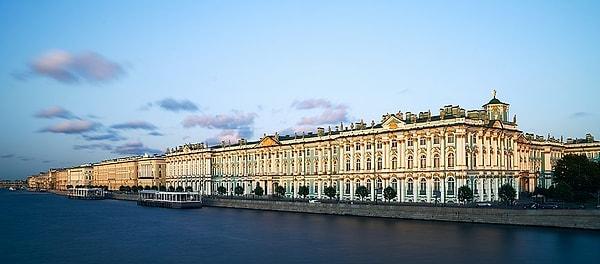 Rusya’nın Sankt Petersburg şehrindeki Ermitaj Müzesi, 3 milyondan fazla sanat eseri ve kültürel eserden oluşan koleksiyonuyla dünyanın en büyük ve en prestijli müzelerinden biridir.