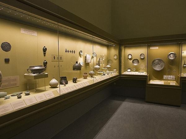 Ermitaj Müzesi aynı zamanda eski uygarlıkların maddi kültürüne ışık tutan olağanüstü nümismatik ve arkeoloji koleksiyonlarına da sahiptir.