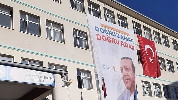 Bursa'daki Ahmet Dai Camii'nin duvarına Cumhurbaşkanı Recep Tayyip Erdoğan'ın posteri asılması sonrası bu kez de okula Erdoğan'ın pankartı asıldı. Eğitim-Sen Van şubesi duruma tepki göstererek, "Kamuya ait hizmet binalarını ve eğitim kurumlarını siyasi partilerin propaganda merkezine dönüştürmekten vazgeçin!" dedi.