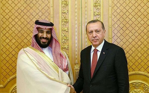 Erdoğan'ın jeopolitik konumunu güçlendirmek için “ikili oyun” oynadığı yorumunu yapan gazete, Erdoğan'ın Rusya'nın yanı sıra Çin ve Suudi Arabistan gibi diğer otoriter ülkelerden de mali destek aldığını aktardı.