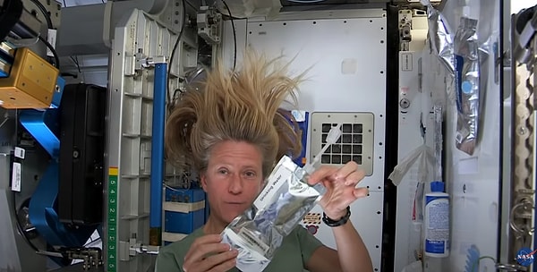 Karen Nyberg'in anlatımı ile bu yöntem çok basit. Öncelikle astronotlar saçlarını küçük bir su torbasının yardımı ile ıslatıyor.