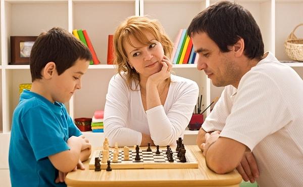 2. Satranç çocukların çok severek oynadığı oyunların başında geliyor. Çocuğunuzla kaliteli vakit geçirmek için zeka geliştirici oyunları beraber oynayabilirsiniz.
