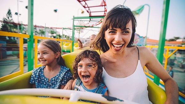 2. Çocukların dışarıda en sevdikleri aktivitelerden biri lunaparka gitmek. Birlikte eğlenceli vakit geçirmek için çocuğunuzu lunaparka götürebilirsiniz.