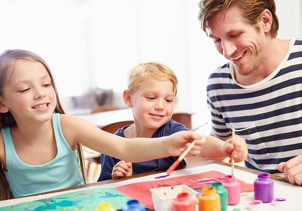 7. Çocukların en sevdikleri etkinliklerin başında boyama yapmak geliyor. Rengarenk boyaları ve kağıtlarınızı alarak birlikte doyasıya boyama yapabilirsiniz.