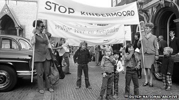 Sonuç olarak çocuklara daha güvenli bir bisiklet sürme seçeneği sağlanmasını isteyen "Stop de Kindermoord" adlı protestolar düzenlendi.