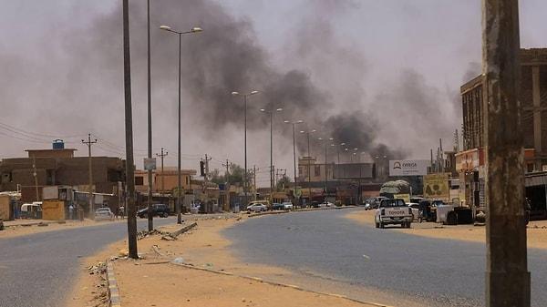 Sudan’da, 15 Nisan’dan beri ordu ile Hızlı Destek Kuvvetleri arasında silahlı çatışmalar yaşanıyor.