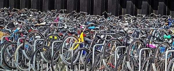 Ayrıca Hollanda'da birçok yerde bisiklet park edecek bir nokta görmek mümkün. Bununla beraber park edilen bisikletler kilitlenmese bile çalınmıyor!
