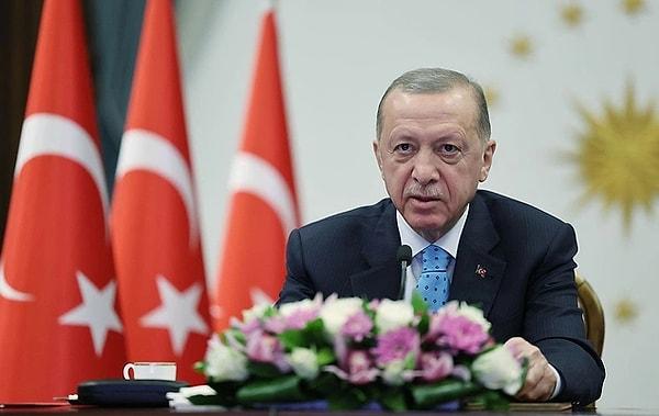 Cumhurbaşkanı Recep Tayyip Erdoğan, bu sabah saatlerinde sosyal medya hesabından paylaştığı mesajla herkesi şaşırttı. Erdoğan, mitinglerde kullandığı ‘sert’ dilin yerine, ‘kucaklayıcı’ mesaj paylaştı.