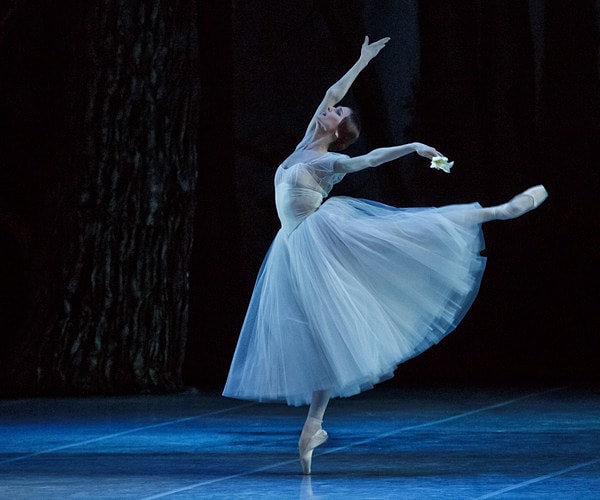 3. Как называется одна из основных поз классического танца, при выполнении которой работающая нога, вытянутая в колене, открыта назад на вытянутый носок в пол, либо поднята вверх на любую высоту?