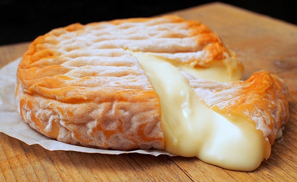 2. Epoisses (Эпуас) – жидкий сыр с необычной корочкой, который покорил Наполеона