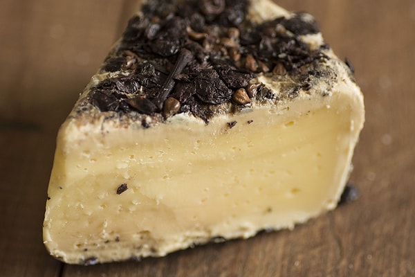 7. Tomme au Marc de Raisin (Аром о Жен де Марк) — сыр, вызревающий в виноградном жмыхе
