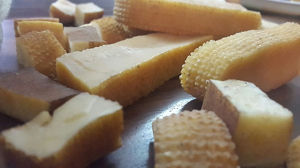 10. Chhurpi (Чхурпи) – сухой копчёный сыр, который готовят в Восточном Тибете и Гималаях