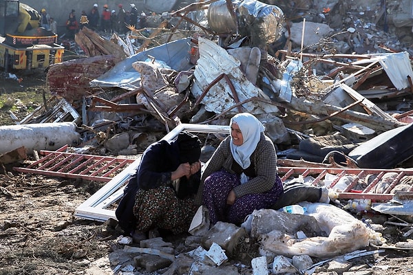 İçimize ateş düşüren depremler nedeniyle 227 binden fazla adeta harabeye döndü. Binlerce depremzede evlerini ve iş yerlerini kaybetti.