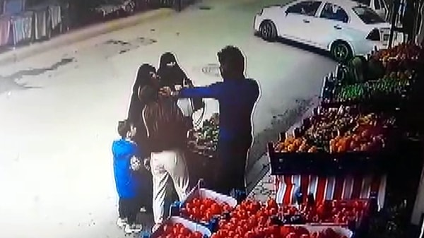 3 kadın, marketin önündeki manav bölümünden sebze alırken yanlarına bir erkek geldi ve kadınlardan birine tokat attı.