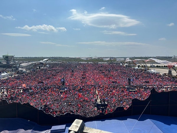 Cumhurbaşkanı Erdoğan, resmi rakamlara göre 1 milyon 700 bin kişinin geldiğini açıkladı.